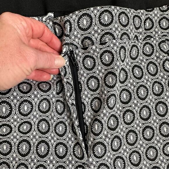 Lane Bryant Print Tummy Control Cuffed Cropped Pants Black White Size 28 - Picture 5 of 7